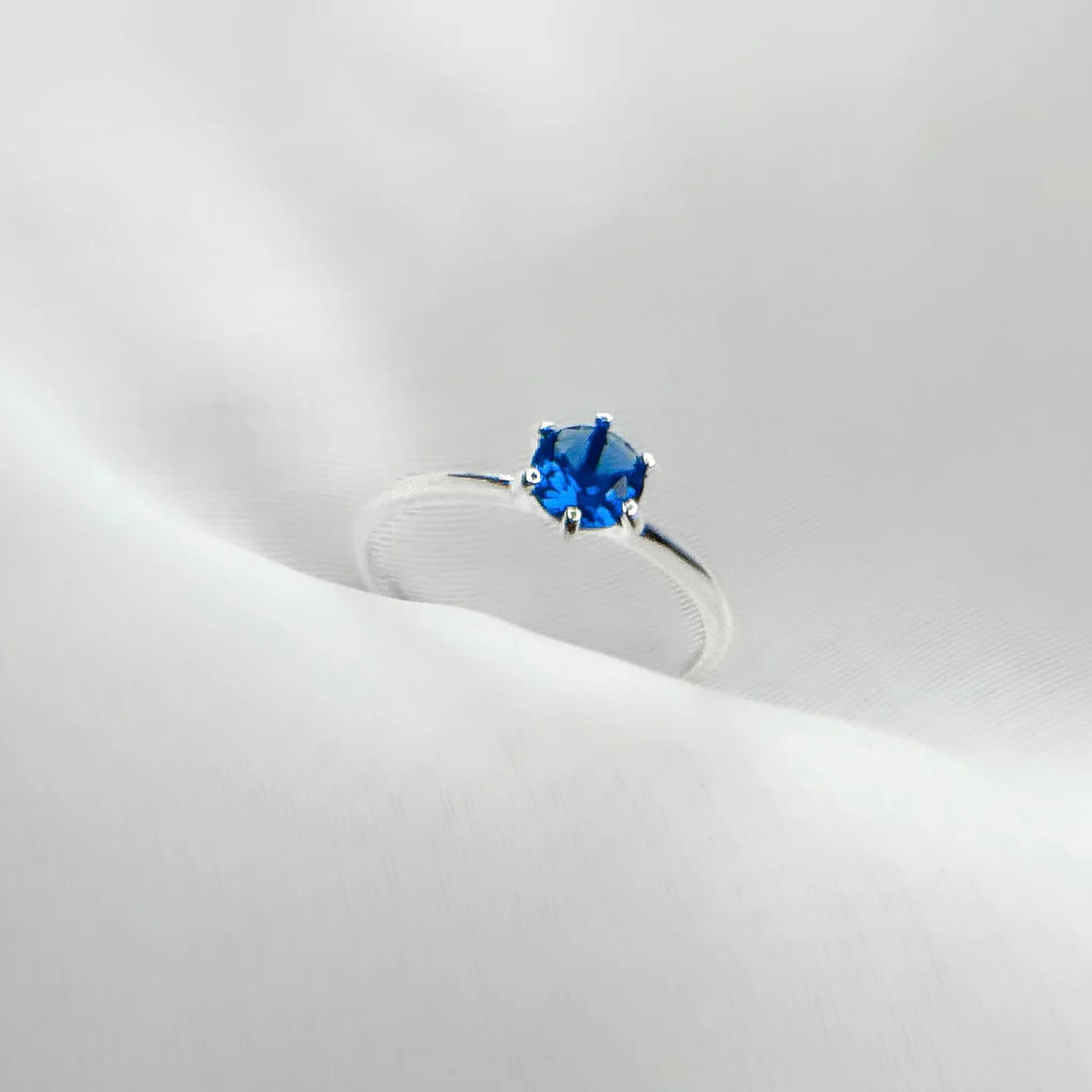 Anel Solitário 6 garras pedra azul